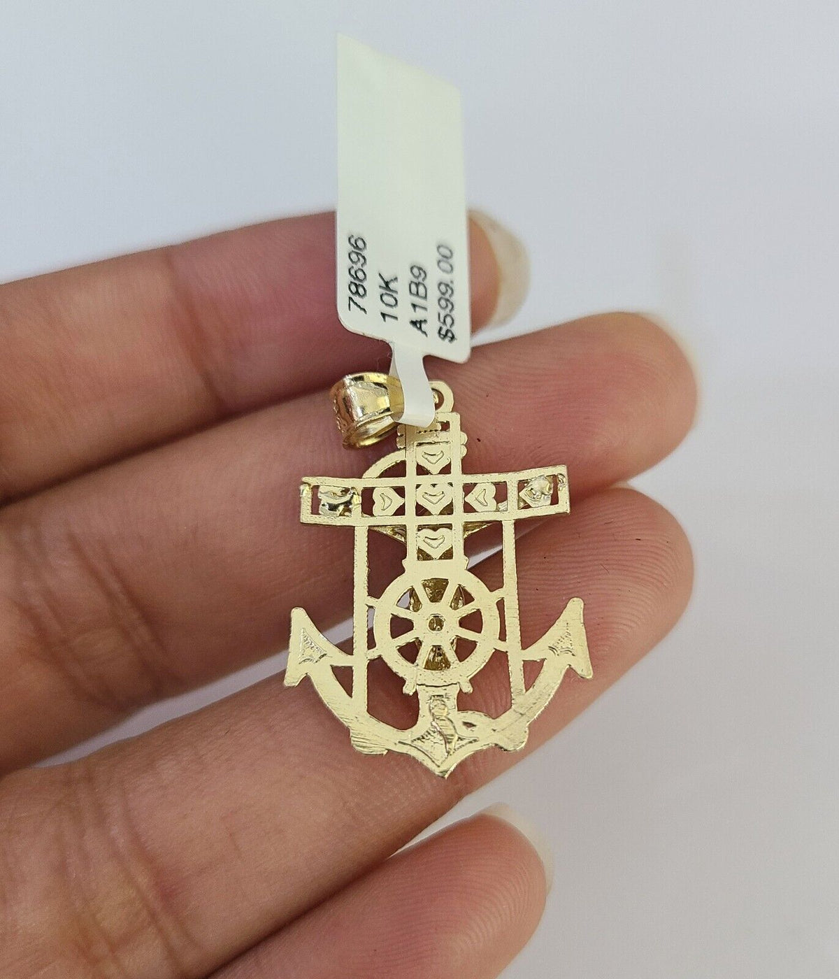 Detailed angle of the polished finish on the 10k gold Cuban links