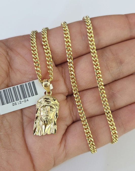 Gold chain clasp detail