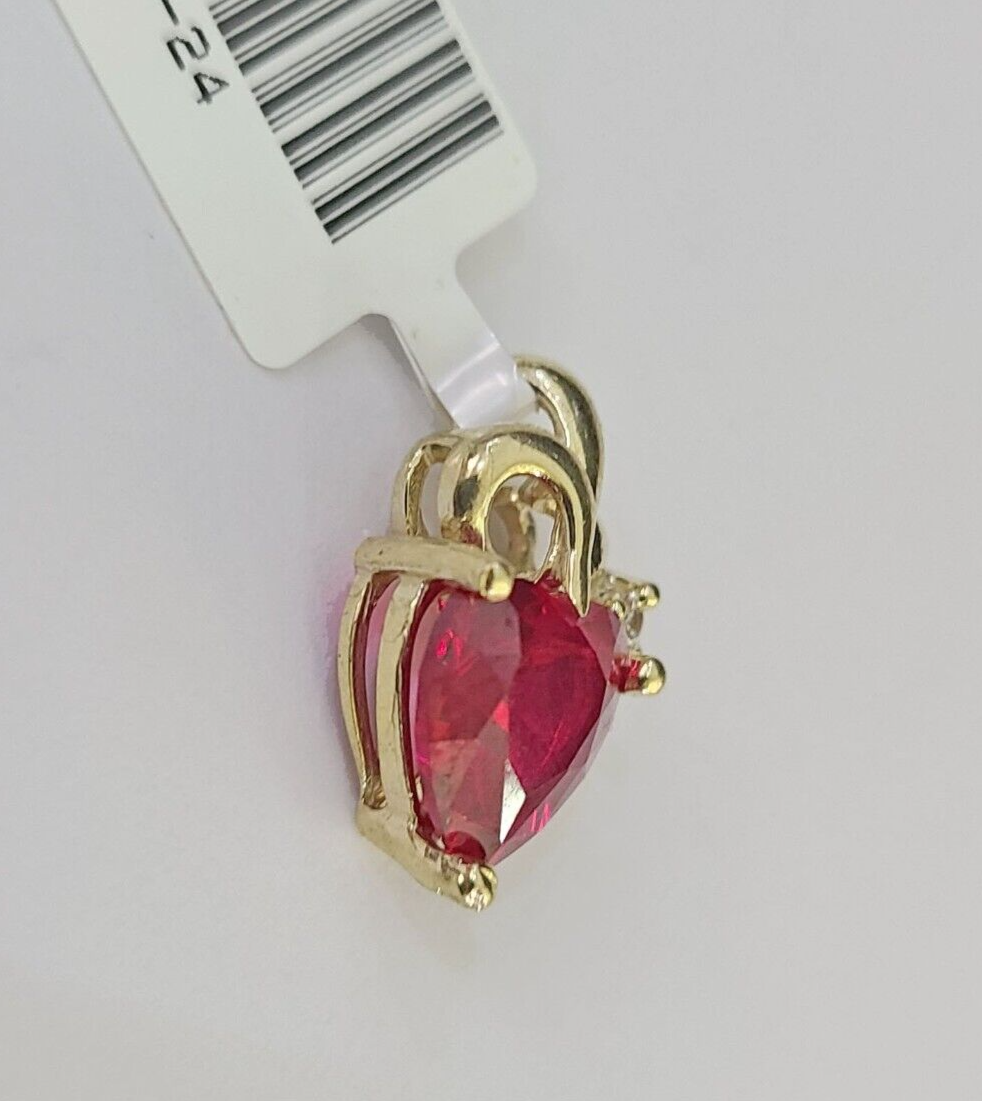 Heart pendant angled detail