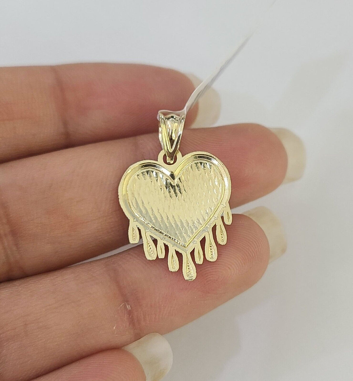 Heart pendant chain detail
