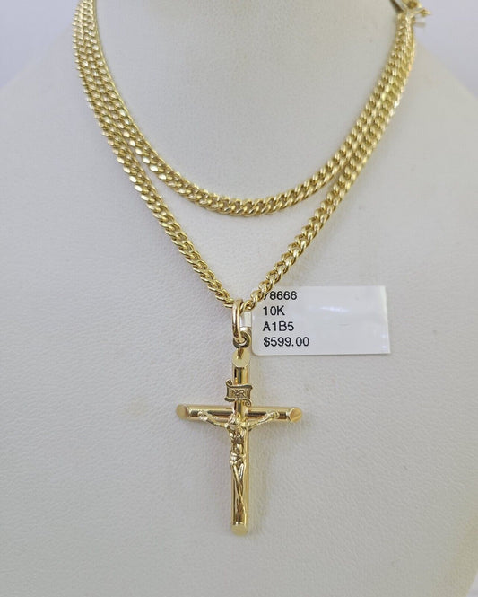 Gold chain clasp detail