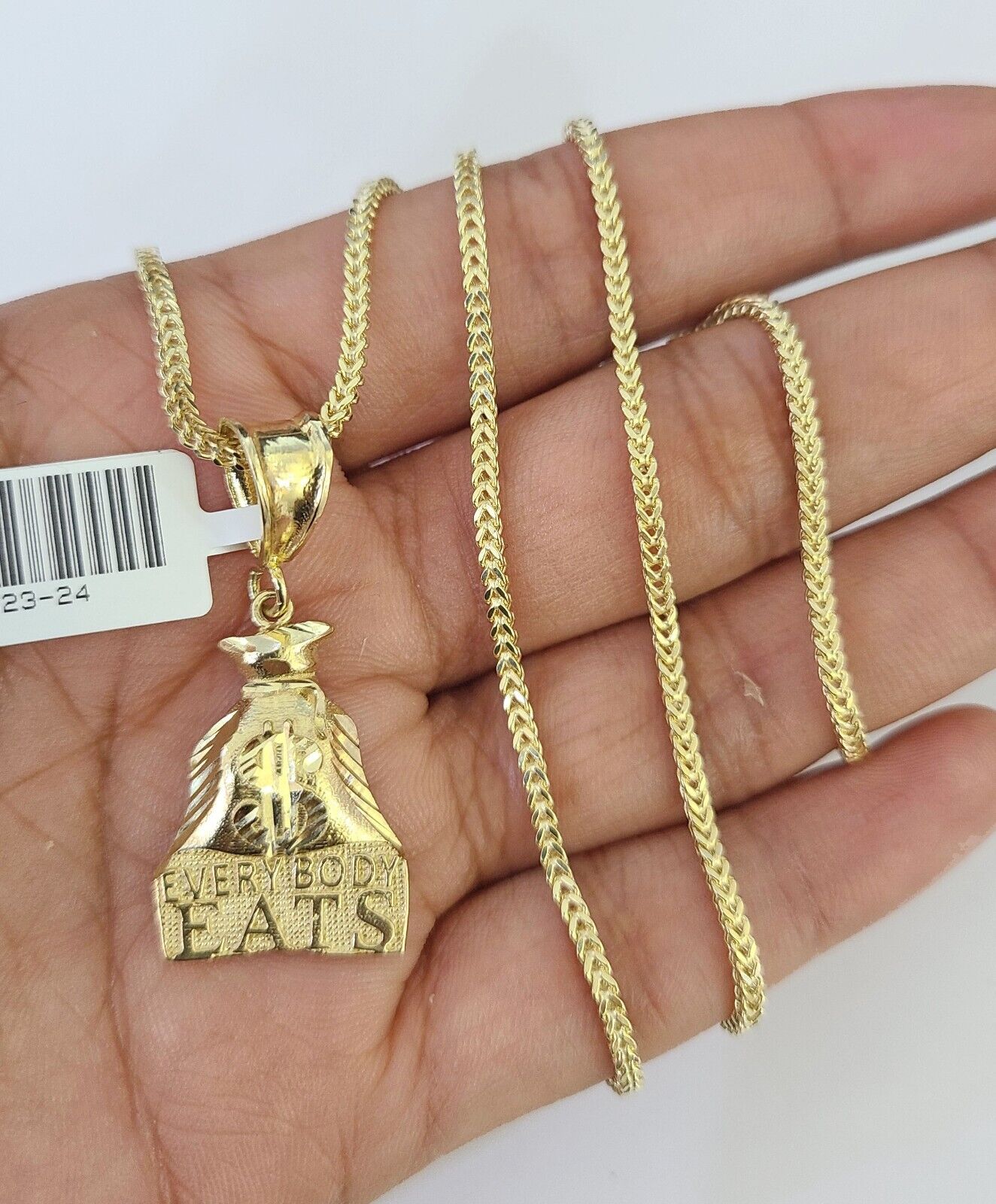 Detailed 2mm Franco chain with gold “Everybody Eats” text pendant design