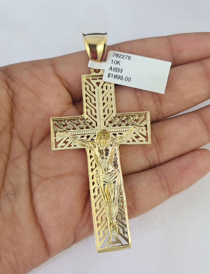 Detailed macro shot of 10K yellow gold Franco chain links