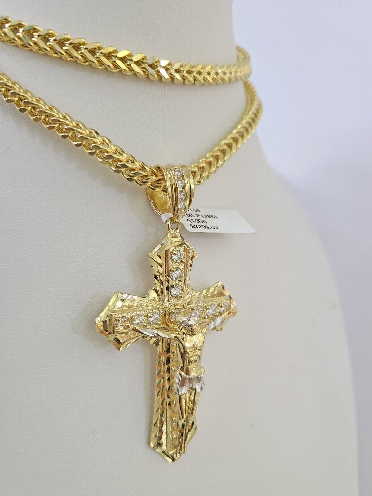 Close-up of the Franco chain links in 10K yellow gold