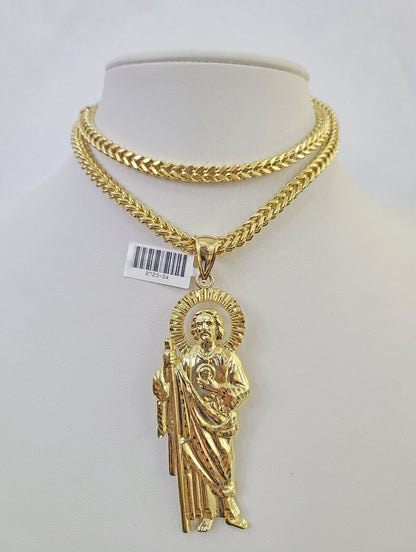 Detailed macro shot of 10K yellow gold Franco chain links