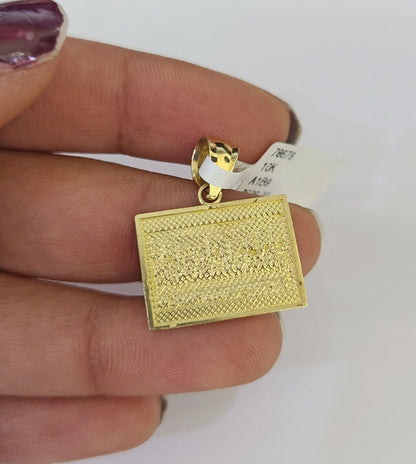 Detailed macro shot of 10K gold Franco chain links