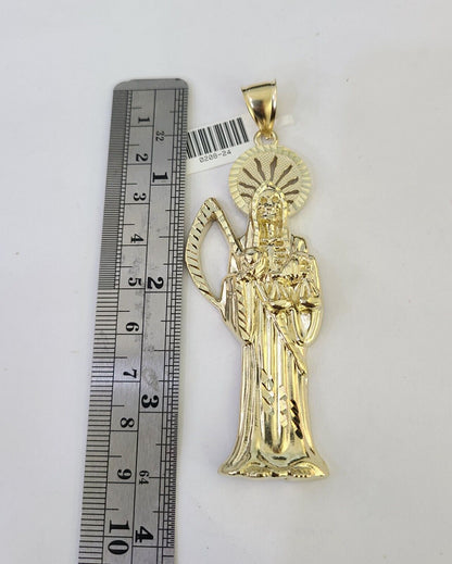 Detailed macro shot of 10K yellow gold Franco chain links