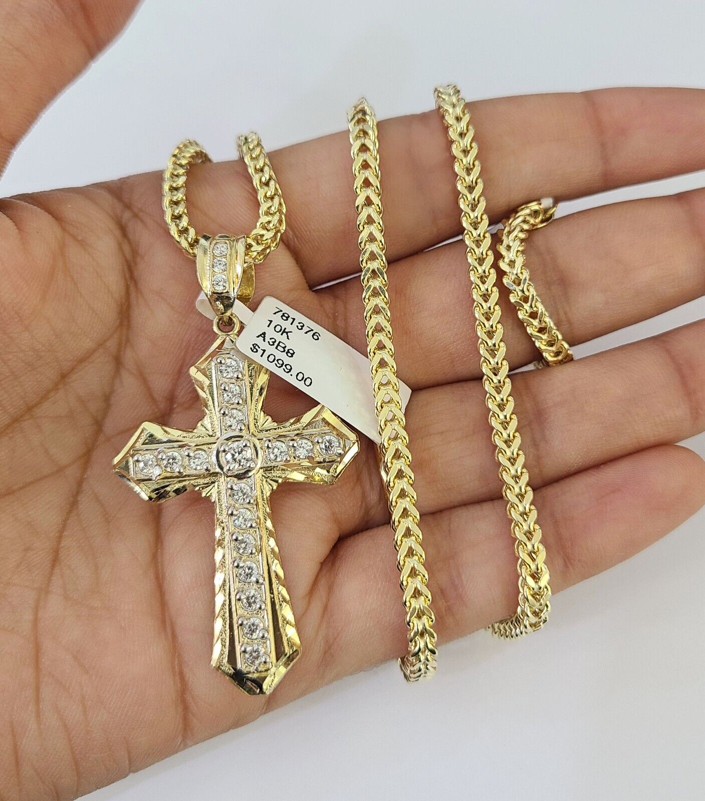 Detailed 3mm Franco chain with gold Jesus cross pendant design