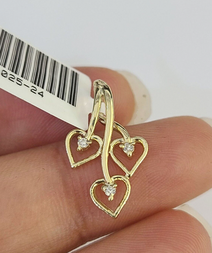 Hearts pendant detail view