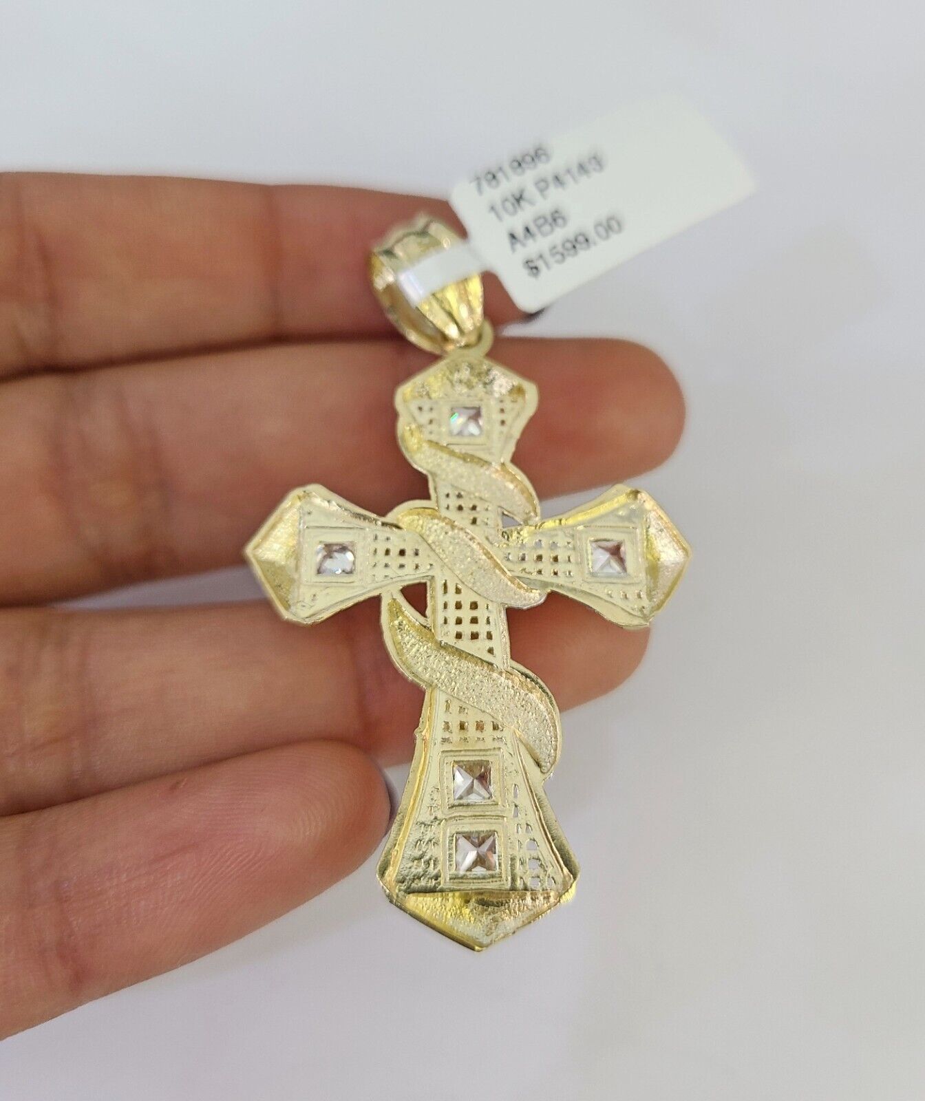 Detailed 3mm Franco chain with gold Jesus cross pendant design