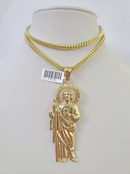 Detailed macro shot of 10K yellow gold Franco chain links