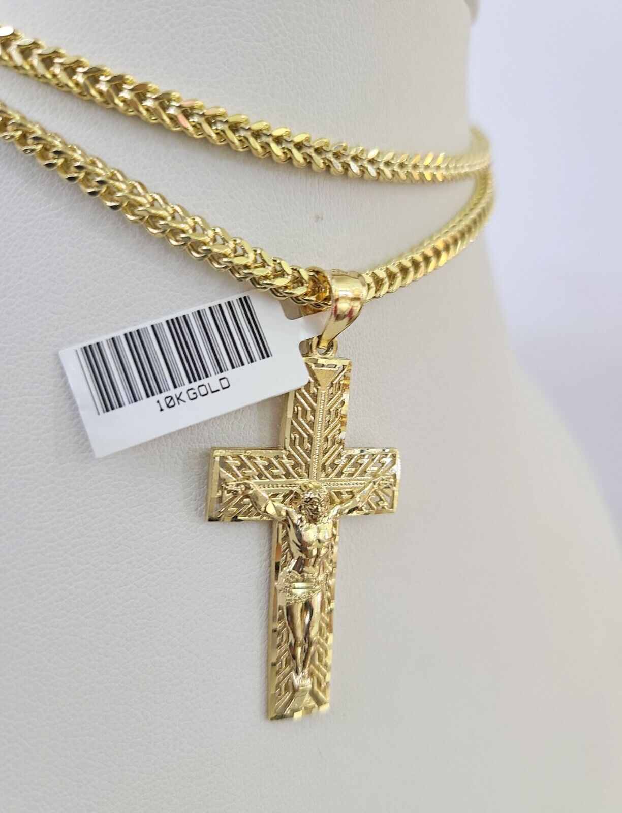Detailed 3mm Franco chain with gold Jesus cross pendant design