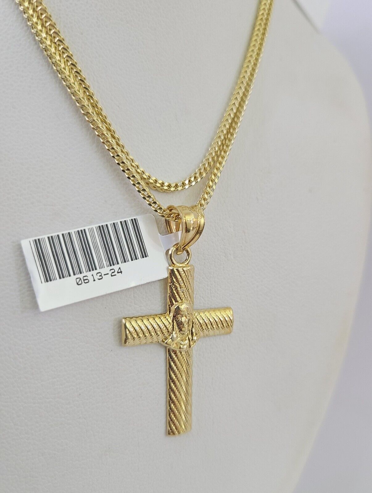 Detailed 2mm Franco chain with gold Jesus cross pendant design